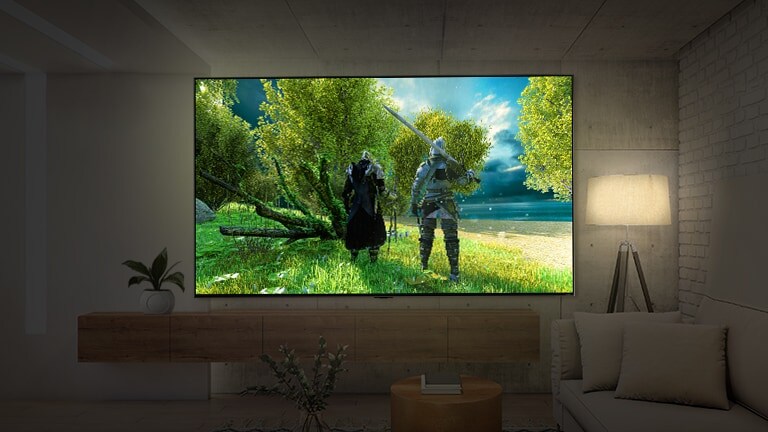 Uma TV de ecrã grande montada numa parede de uma sala escura. A cena mostra uma vista traseira de duas personagens a utilizar uma armadura.