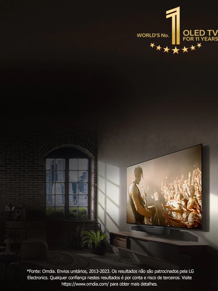 Uma imagem da LG OLED C3 e uma barra de som na parede de um apartamento citadino com um concerto a ser reproduzido no ecrã. O logótipo "A OLED n.º 1 durante 10 anos a nível mundial" também está na imagem. 