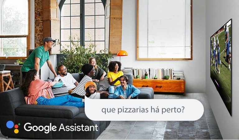 Mulher a ver jogo de futebol americano na televisão e a perguntar ao Google Assistant se há pizzarias perto