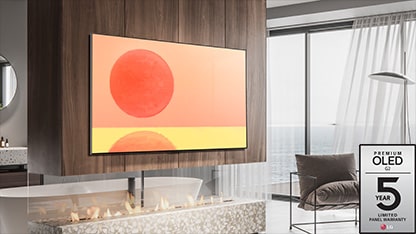 A LG OLED G2 está pendurada na parede de uma sala branca e marrom, decorada com acessórios vermelhos