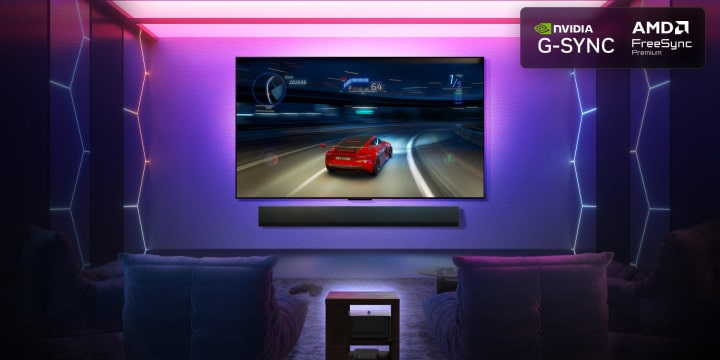 تلفزيون LG OLED M5 TV يعرض على شاشته لعبة تُظهر سلاسة وانسيابية في الأداء. يظهر جهاز Zero Connect Box لكنه ينسجم بشكل أنيق مع المساحة. كما تظهر شعارات Nvidia G-Sync وAMD FreeSync Premium إلى جانب شهادات الألعاب الأخرى. 