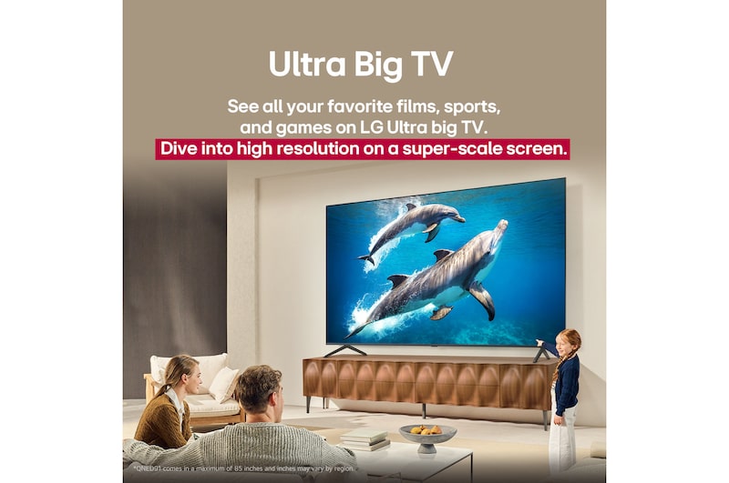 شاشة تلفزيون LG TV مع وجود جهاز التحكم AI Magic Remote في المقدمة. يتم تمييز زر AI ويظهر نص "اقترح فيلمًا يعجبني". نرى على الشاشة أيقونة المستخدم E، التي تشير إلى قدرة AI Voice ID على تحديد المستخدم وتقديم توصيات مخصصة استنادًا إلى صوته فقط. 