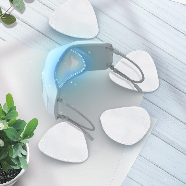 يظهر الجزء العلوي والجزء الداخلي البسيط من القناع مع انتشار الأغطية الداخلية الموجودة حول الطاولة حوله.  يتم تمييز مكان وضع الغطاء الداخلي داخل القناع باللون الأزرق. 