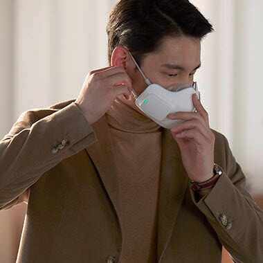 رجل يضع القناع على وجهه. 