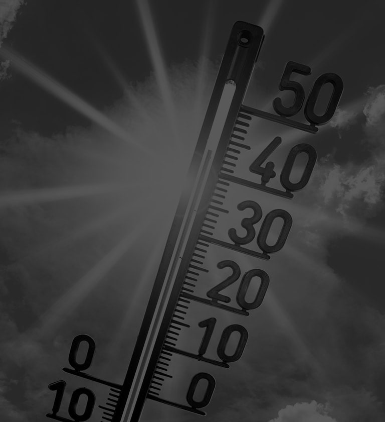صورة لمقياس حرارة حيث تزيد درجة الحرارة عن 40 درجة مئوية تحت أشعة الشمس.