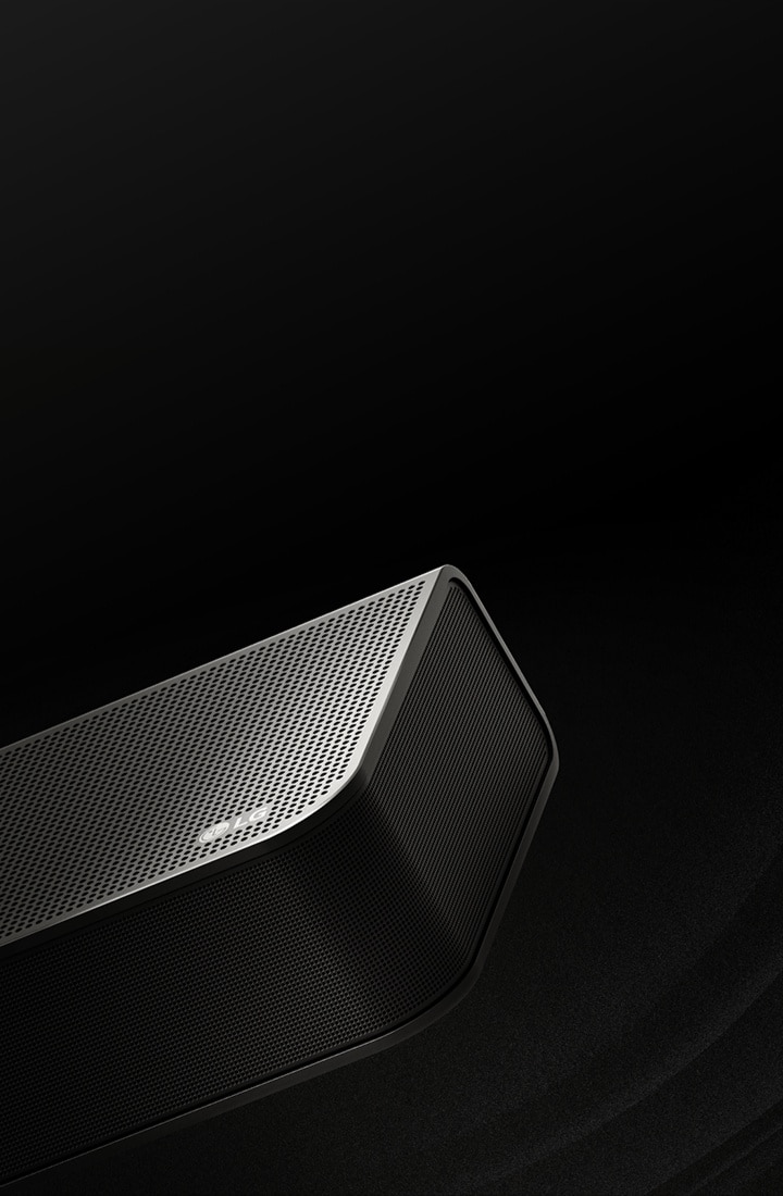 عن تصميمه بدءً من أعلى متجهًا إلى الزاوية. تسقط قطرات بيضاء من المنتصف وأطراف مكبر الصوت