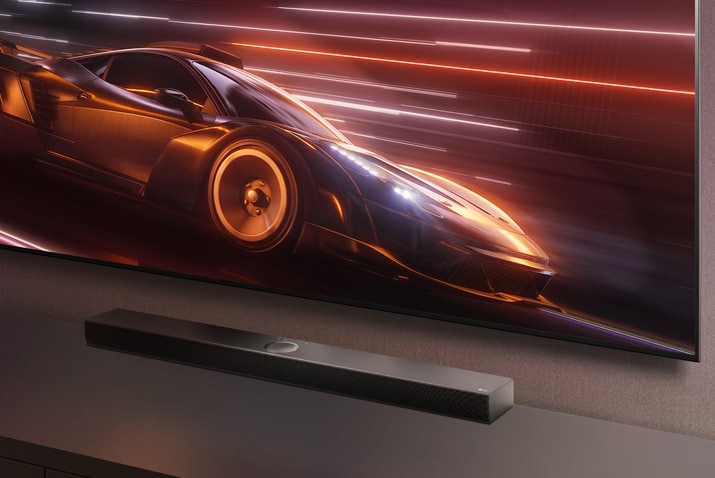 يُعرض LG Soundbar وتلفزيون LG TV معًا. تُعرض لعبة سباق السيارات على الشاشة. 