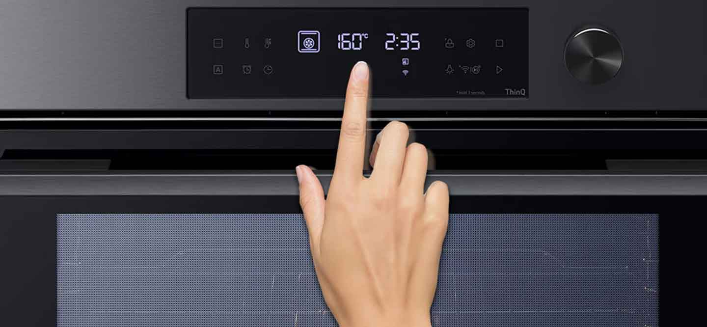 صورة مسح الفرن من الداخل بقطعة قماش.