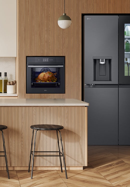 هذه صورة مطبخ مزودة بفرن مدمج وشفاط وموقد غاز من LG.