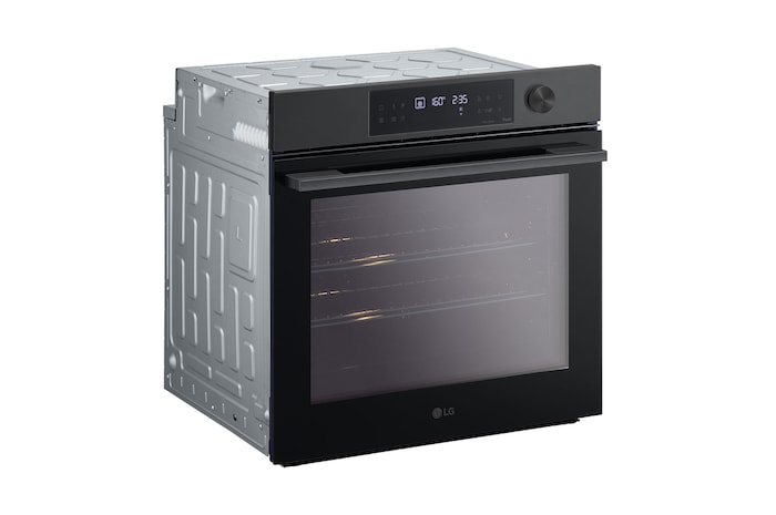 ThinQ_The oven and mobile are connected by the ThinQ logo. There are icons on the mobile that express ThinQ functions.