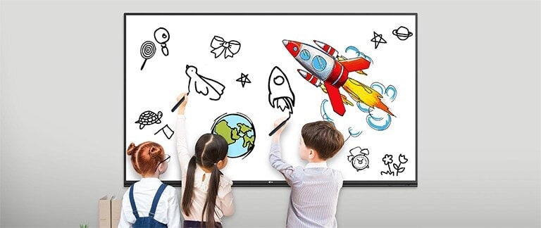 ثلاثة أطفال يرسمون على لوحة TR3PJ في الوقت نفسه.