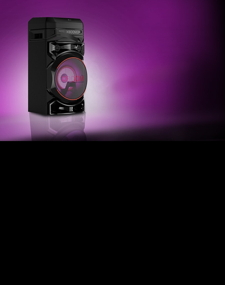 منظر بزاوية منخفضة للجانب الأيسر من LG XBOOM مقابل خلفية أرجوانية. ضوء XBOOM أرجواني هو الآخر.