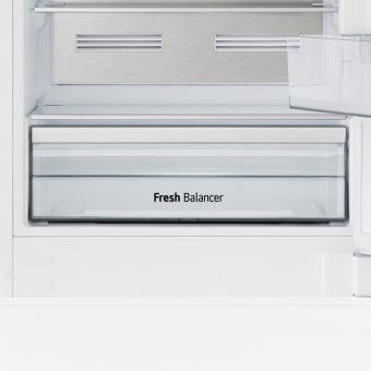 صورة مقربة لدرج الخضروات الطازجة.