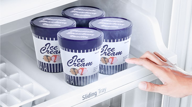 صورة مقربة للصينية المنزلقة داخل الثلاجة المزودة بمُجمِّد سفلي مدمج من LG.