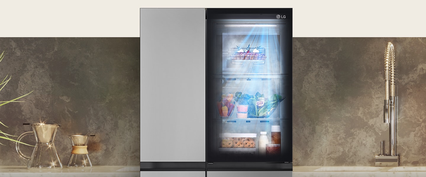 الواجهة الأمامية لثلاجة InstaView السوداء مع الإضاءة الداخلية قيد التشغيل. يمكن رؤية محتويات الثلاجة من خلال باب InstaView. تتساقط أشعة زرقاء من الضوء على المحتويات بفضل وظيفة DoorCooling. 