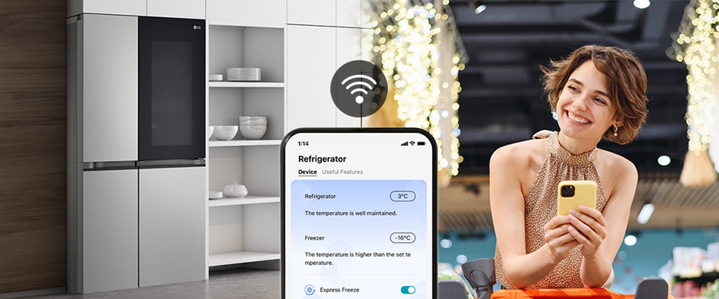 الصورة على اليمين تُظهر امرأة تقف في متجر البقالة وهي تنظر إلى هاتفها. تُظهر الصورة الموجودة على اليسار المنظر الأمامي للثلاجة. يوجد في وسط الصور أيقونة لإظهار الاتصال بين الهاتف والثلاجة.