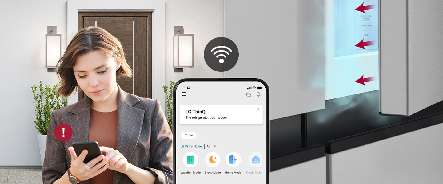 الصورة على اليسار تُظهر امرأة واقفة خارج المنزل. تُظهر الصورة الموجودة على اليمين أن باب الثلاجة قد تُرك مفتوحًا. في مقدمة الصورتين توجد شاشة الهاتف التي تعرض إشعارات تطبيق LG ThinQ وأيقونة Wi-Fi أعلى الهاتف.