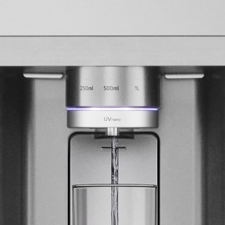 عرض كيفية تنقية ميزة Uvnano للماء من خلال الفلاتر.