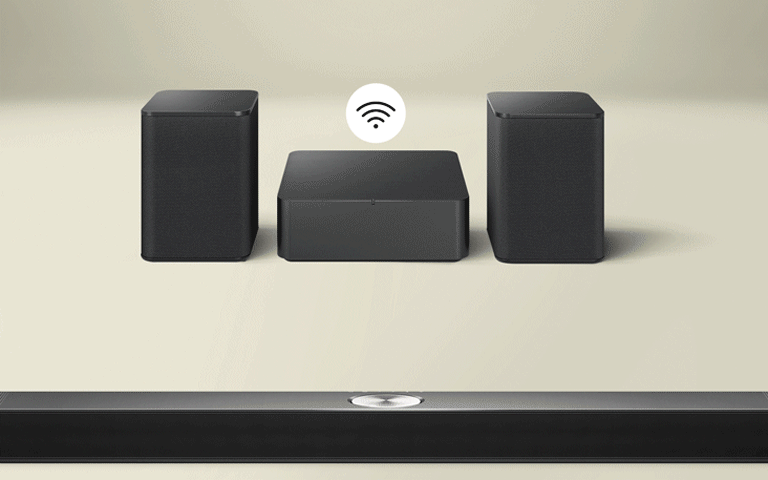 تواجه السماعات الخلفية وصندوق الاتصال اللاسلكي مكبر صوت LG Soundbar مع منحنيات زرقاء توضح الاتصال المرتد بين الصندوق ومكبر الصوت. يوجد رمز اتصال باللونين الأبيض والأسود أعلى مربع الاتصال اللاسلكي. يتلاشى الصندوق بعد ذلك، وترتد المنحنيات الزرقاء التي توضح الاتصال بين السماعة الخلفية اليسرى ومكبر الصوت soundbar. يوجد الآن رمز الاتصال باللونين الأبيض والأسود أعلى السماعة الخلفية.
