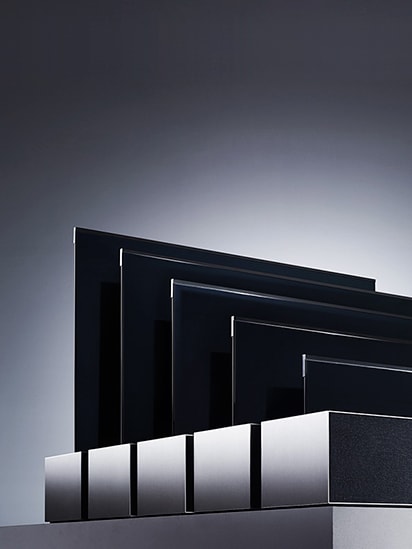 مستويات الارتفاع المختلفة لشاشة تلفزيون LG SIGNATURE Rollable OLED في صورة واحدة.