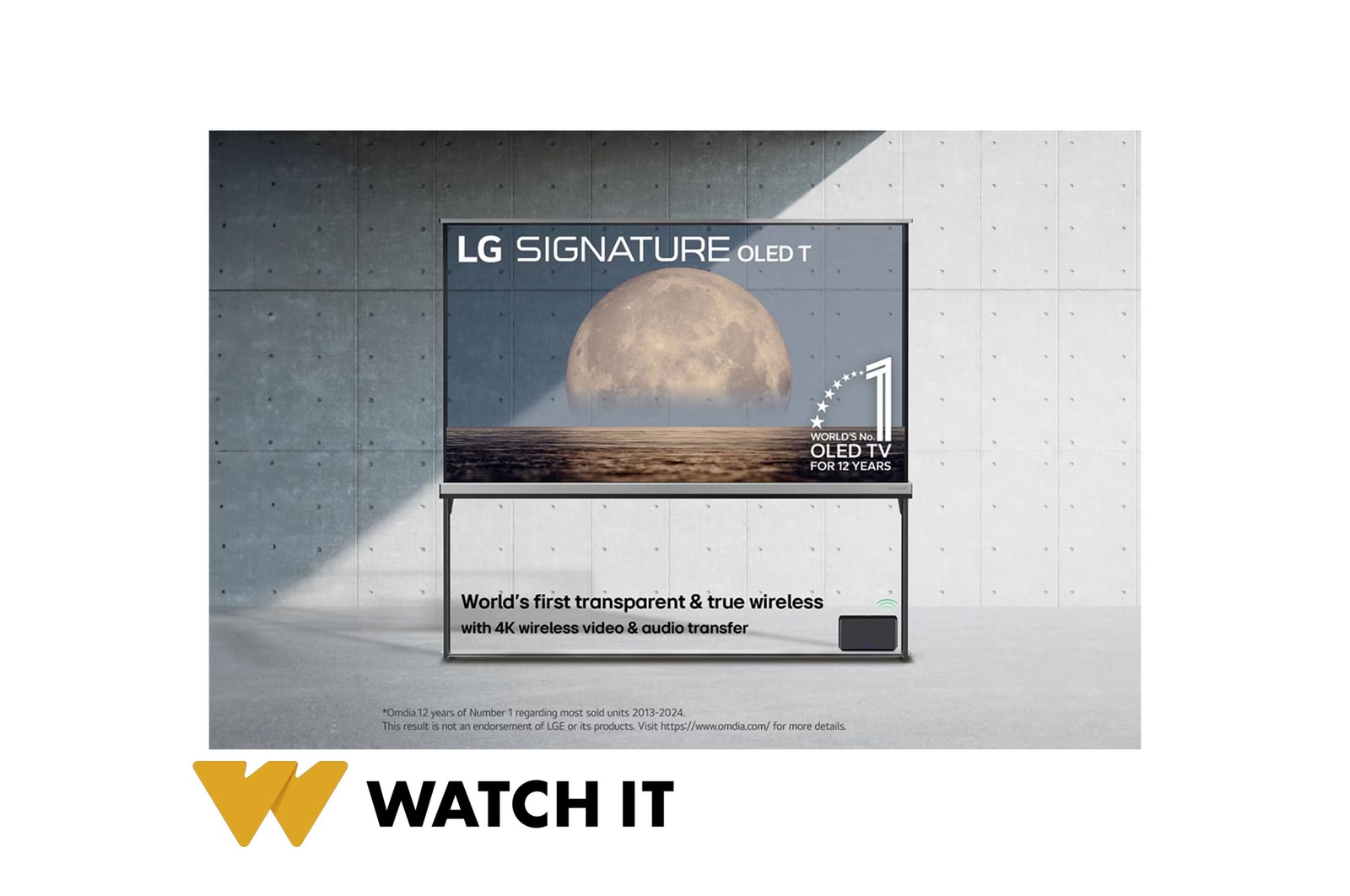 استمتع بروعة التصميم والابتكار مع التلفزيون الشفاف LG SIGNATURE OLED T، حيث يظهر القمر متألقًا فوق الشاطئ في خلفية ساحرة، مع شعار "12 عامًا من الريادة في تقنية OLED" مدمج بأناقة ليؤكد تفوق LG. صندوق Zero Connect Box مع نقل لاسلكي للفيديو والصوت بدقة 4K 120Hz متصل بالتلفزيون، وإشارة Wi-Fi تخرج من الصندوق.
