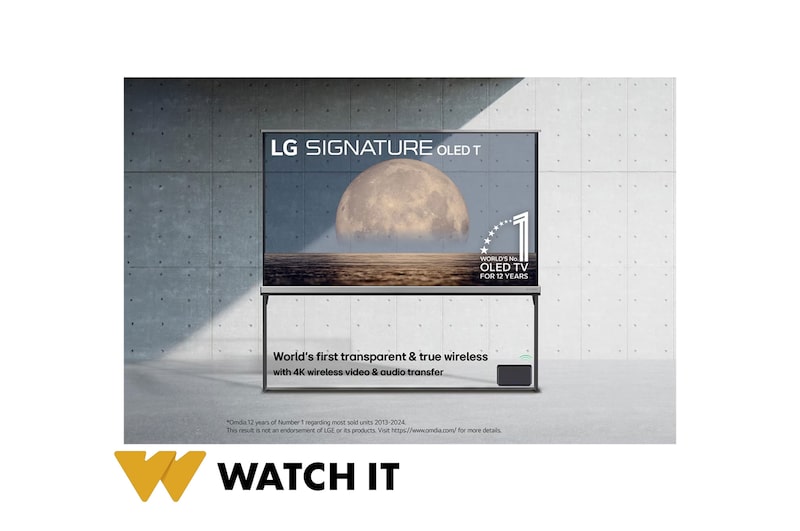 استمتع بروعة التصميم والابتكار مع التلفزيون الشفاف LG SIGNATURE OLED T، حيث يظهر القمر متألقًا فوق الشاطئ في خلفية ساحرة، مع شعار "12 عامًا من الريادة في تقنية OLED" مدمج بأناقة ليؤكد تفوق LG. صندوق Zero Connect Box مع نقل لاسلكي للفيديو والصوت بدقة 4K 120Hz متصل بالتلفزيون، وإشارة Wi-Fi تخرج من الصندوق.