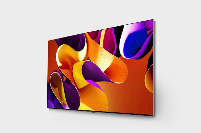 صورة جانبية مائلة بزاوية لليسار لتلفزيون LG OLED evo TV،‏ OLED G4 على الحائط
