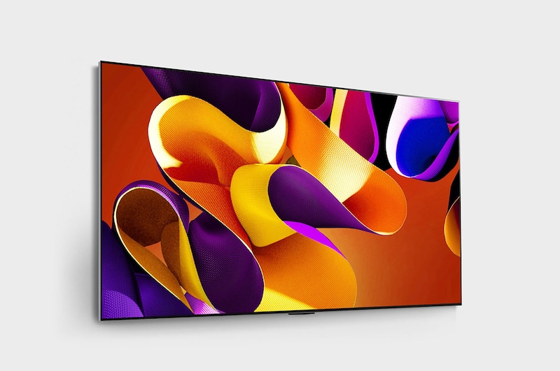 صورة جانبية مائلة بزاوية لليمين لتلفزيون LG OLED evo TV، OLED G4 على الحائط