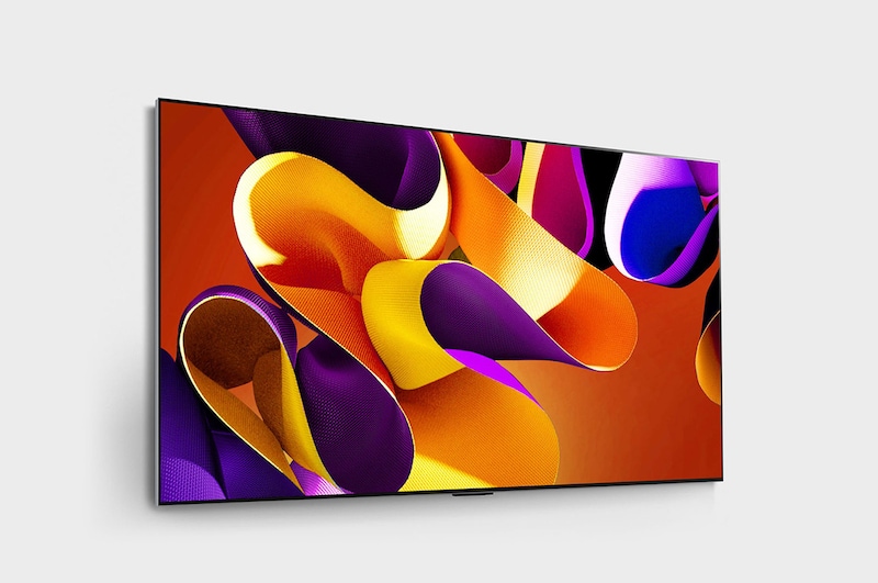 صورة جانبية مائلة بزاوية لليمين لتلفزيون LG OLED evo TV، OLED G4 على الحائط