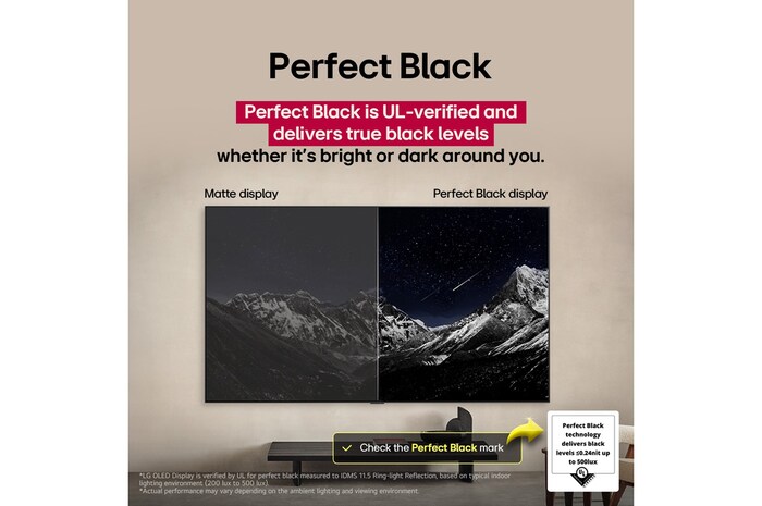 مساحة غرفة المعيشة مزوّدة بتلفزيون LG OLED TV مثبّت على الحائط. تظهر على التلفزيون سلسلة جبال أمام سماء المساء المظلمة المليئة بالنجوم. ينقسم هذا المشهد إلى نصفين لإظهار كيف توفر ميزة Perfect Black مستويات عالية من اللون الأسود الحقيقي سواء كانت بيئتك المحيطة ساطعة أو مظلمة. يعرض أحد جوانب المشهد إصدارًا باهتًا وأكثر رماديًا من المناظر الطبيعية مع عبارة "شاشة عرض غير لامعة". على الجانب الآخر توجد صورة أكثر إرضاءً مع نطاق ديناميكي أكبر من اللونين الأسود والأبيض. تحمل هذه العلامة "عرض أسود مثالي". شهادة الشعار مرئية أيضًا، توفر تقنية Perfect Black مستويات لون أسود أقل من أو تساوي 0.24 شمعة حتى 500 لوكس. يوجد إلى جانبها نص يقول، تحقق من علامة شهادة Perfect Black.