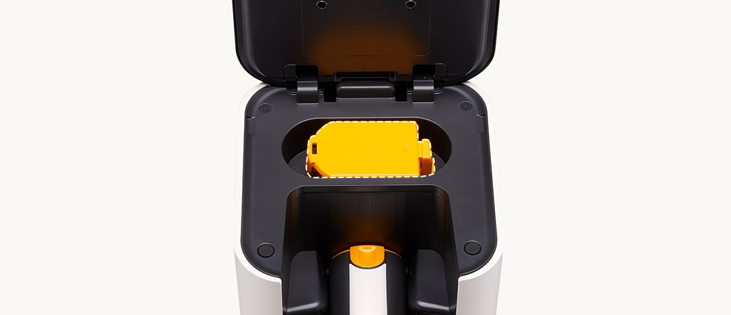 صورة توضح حزمة البطارية (battery pack) داخل المكنسة الكهربائية.