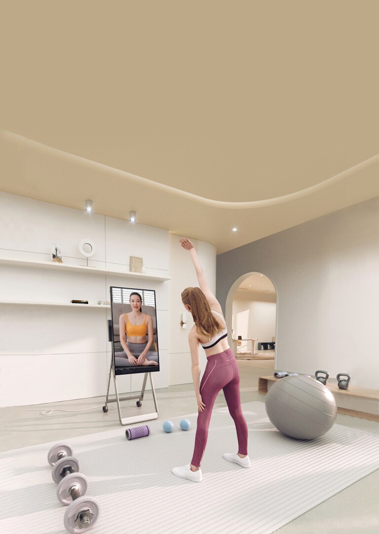 صورة لامرأة شابة تمارس الرياضة أثناء مشاهدتها أحد مقاطع الفيديو