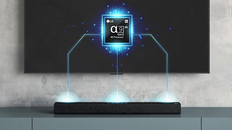 توجد صورة شريحة alpha nine على اللوحة الخلفية للتلفزيون ويوجد مكبر صوت أسفله مباشرةً. هناك أيضًا تأثير موجة صوتية يخرج من مكبر الصوت.
