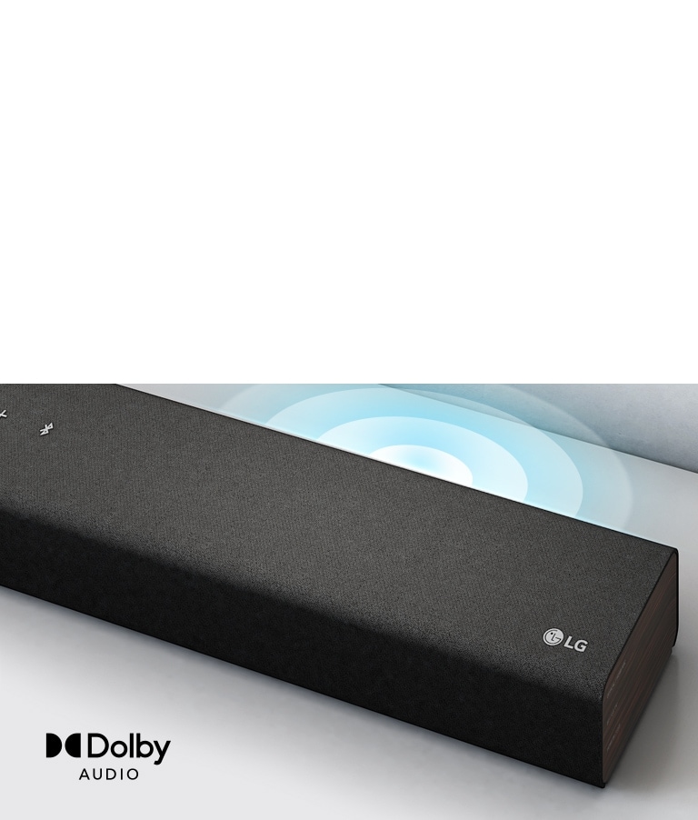 يوجد LG Sound Bar على الرف الأبيض. ثمة رسم لشكل الصوت خارجًا من مكبر الصوت. يظهر شعار LG في الزاوية اليسرى من مكبر الصوت.
