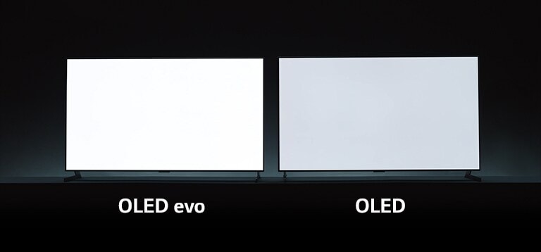 مقارنة سطوع أجهزة التلفاز بين OLED evo و OLED.  التلفاز المزود بـ OLED evo الذي يعرض صورة بيضاء أكثر سطوعاً من تلفاز OLED. 