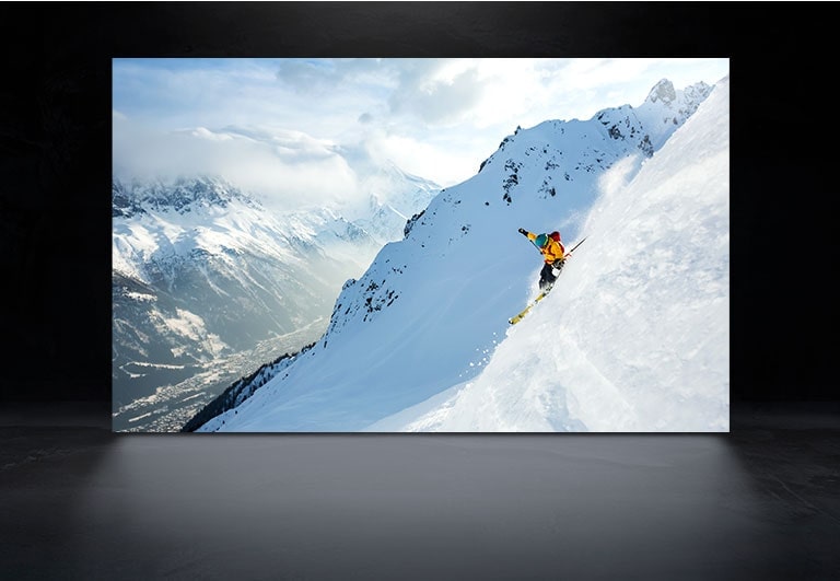 شاشة تلفاز تعرض مشهدًا لرجل يتزلج في الجبال الثلجية على كل من LG OLED و LG OLED evo للتعبير عن الاختلاف في سطوع الصورة وحدتها. (شغّل الفيديو) 