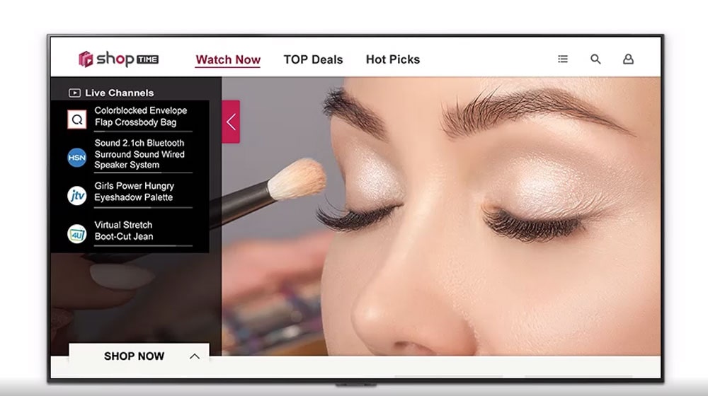 شاشة تليفزيونية تعرض صورة مقرّبة لوجه امرأة أثناء وضع المكياج، وبرمجة المعلومات لمشاهدتها، إضافة لصفقات التسوق الرائعة.
