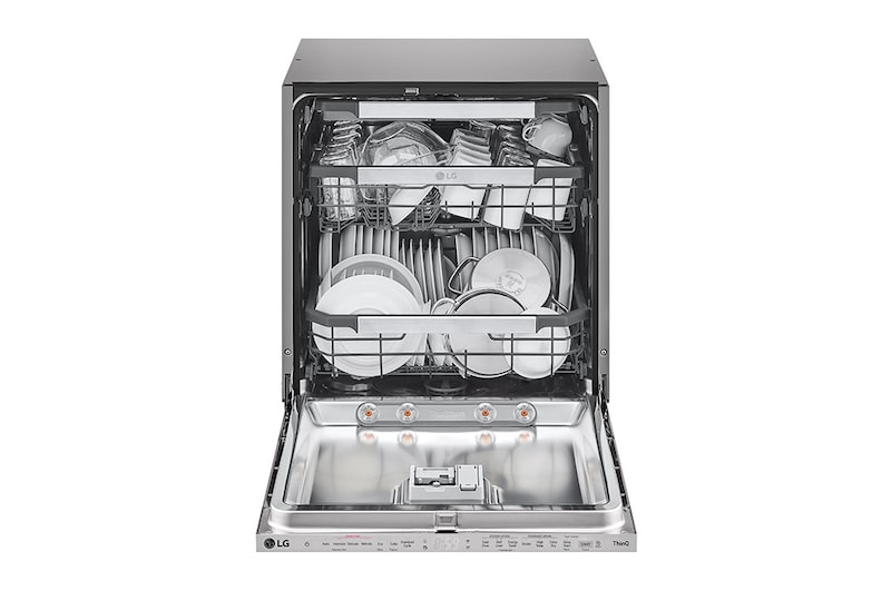 يُفتح باب غسالة الأطباق لعرض منظر داخلي للغسالة وهو ممتلئة بالأواني