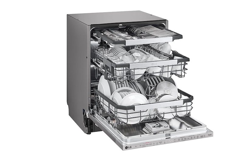  منظر أمامي من الجانب الأيسر لغسالة أطباق مع فتح الباب قليلاً