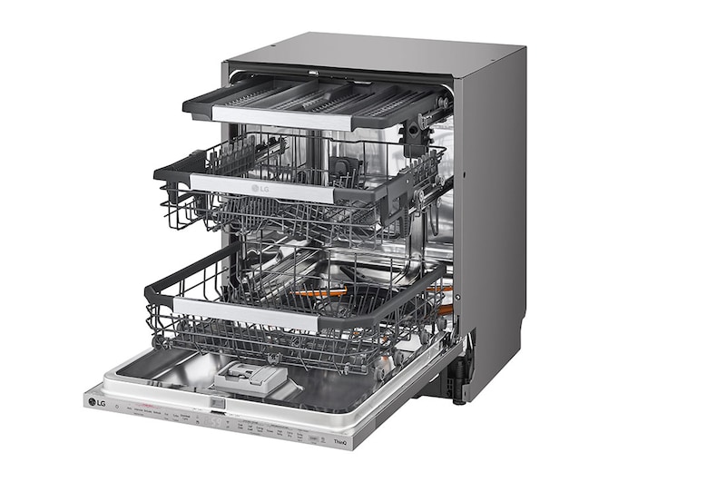 نظر أمامي من الجانب الأيسر لغسالة أطباق ممتلئة بالأواني والأطباق مع فتح الباب