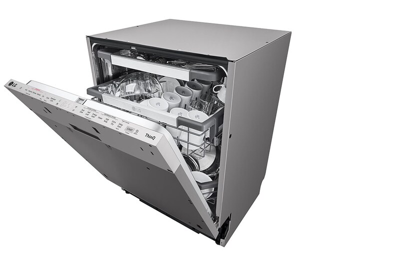 منظر أمامي من الجانب الأيسر لغسالة أطباق مع فتح الباب