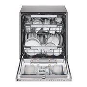 يُفتح باب غسالة الأطباق لعرض منظر داخلي للغسالة وهو ممتلئة بالأواني