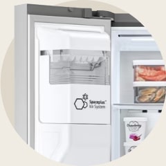 Närbild av LG:s och världens första In-Door ismaskin från 2006 med SpacePlus™ Ice System i kylskåpets dörr.
