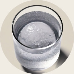 Ett glas vatten med LG:s och branschens första Craft Ice från 2019, gjord för att smälta långsamt och bevara dryckens smaker.