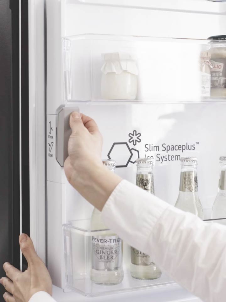 Användare som öppnar Slim SpacePlus Ice System-facket i ett LG-kylskåp