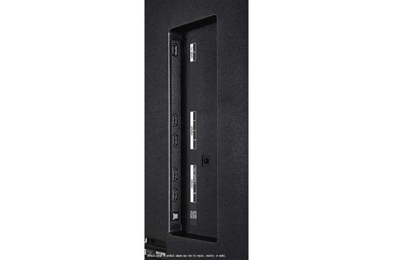 Sci-fi-innehåll spelas upp på en LG QNED TV-skärm. På skärmen visas gränssnittet för AI Chatbot. Användaren skickade ett meddelande till chattbotten och sa att skärmen var för mörk. Chattbotten erbjöd lösningar på förfrågan. Hela scenen är också uppdelad i två delar. Ena sidan är mörkare, den andra sidan är ljusare, vilket visar hur AI Chatbot löste problemet automatiskt för användaren. Texten förklarar att AI Chatbot kan förstå användarens avsikt och erbjuda lösningar för felsökning.