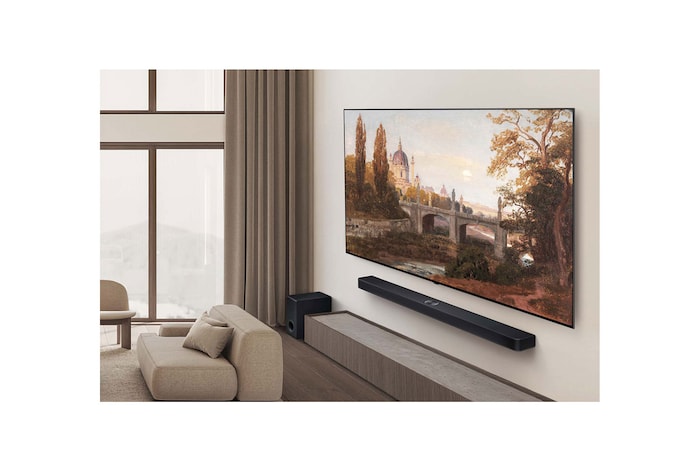 Vid utsikt över ett lyxigt vardagsrum i dämpade jordfärger. På väggen syns en LG OLED AI B5 4K Smart TV med ett konstverk på skärmen. En LG Soundbar är monterad under den.