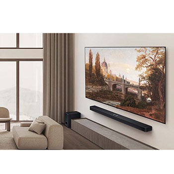 Vid utsikt över ett lyxigt vardagsrum i dämpade jordfärger. På väggen syns en LG OLED AI B5 4K Smart TV med ett konstverk på skärmen. En LG Soundbar är monterad under den. 