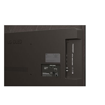 Vardagsrum med en väggmonterad LG OLED TV. På TV:n visas en bergskedja mot en mörk kvällshimmel fylld av stjärnor. Den här scenen är delad på mitten för att visa hur Perfect Black levererar äkta svärtor oavsett om det är ljust eller mörkt omkring dig. Den ena sidan av scenen visar en mattare, gråare version av landskapet med texten Icke-perfekta svärtor. Den andra sidan visar en mer tilltalande bild med ett större dynamiskt omfång av svärtor och högdagrar. Denna har texten Perfect Black-skärm. Logotypcertifiering syns också, Perfect Black-teknik levererar svärtor mörkare än eller lika med 0,24 nit upp till 500 lux. En textbubbla vid dess sida lyder Kontrollera Perfect Black-certifieringsmärket. 
