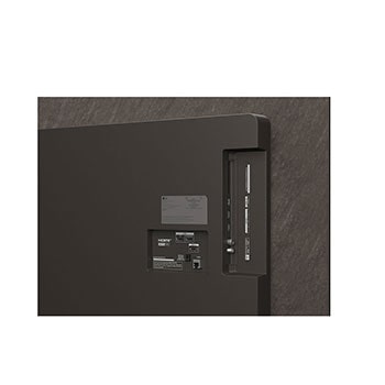 Vardagsrum med en väggmonterad LG OLED TV. På TV:n visas en bergskedja mot en mörk kvällshimmel fylld av stjärnor. Den här scenen är delad på mitten för att visa hur Perfect Black levererar äkta svärtor oavsett om det är ljust eller mörkt omkring dig. Den ena sidan av scenen visar en mattare, gråare version av landskapet med texten Icke-perfekta svärtor. Den andra sidan visar en mer tilltalande bild med ett större dynamiskt omfång av svärtor och högdagrar. Denna har texten Perfect Black-skärm. Logotypcertifiering syns också, Perfect Black-teknik levererar svärtor mörkare än eller lika med 0,24 nit upp till 500 lux. En textbubbla vid dess sida lyder Kontrollera Perfect Black-certifieringsmärket. 